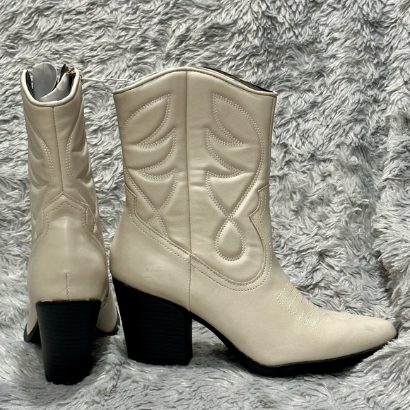 Cowboy boots, cream color, Size 8.5, *NEVER WORN* - Picture 3 of 7